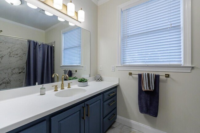 Building Photo - 390 Alpine Dr