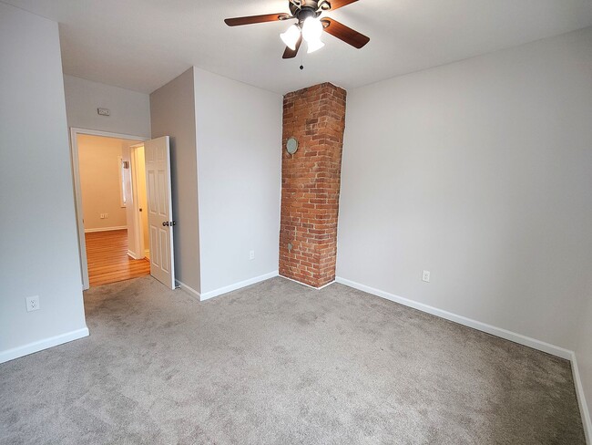 Building Photo - *Recently Updated 2BD/1BA Apartment availa...