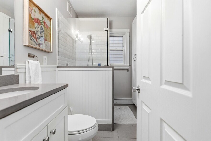 Building Photo - 722 E 2nd St