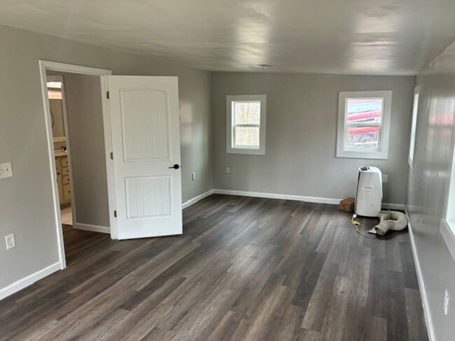 Building Photo - Rustic Country Home on 35 Acres in Bethpage, TN