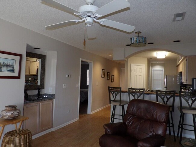 Building Photo - 4622 Greenbriar Dr