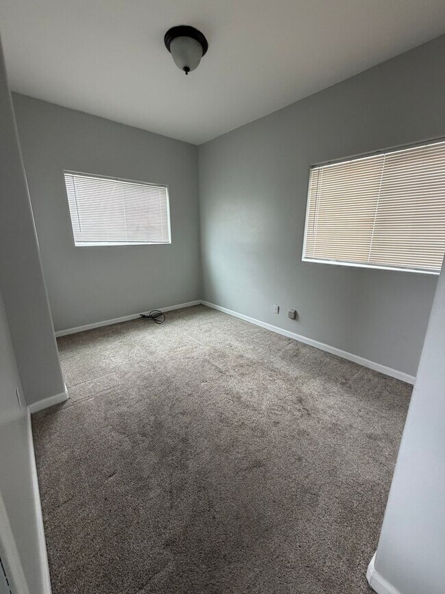 Building Photo - 3 Bedroom, 2 Bathroom Home - Located near Sky Lakes and Oregon Tech!