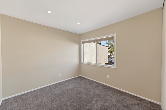 Building Photo - 3 Bedroom Townhome: Prime Location with Pool, Clubhouse and More!