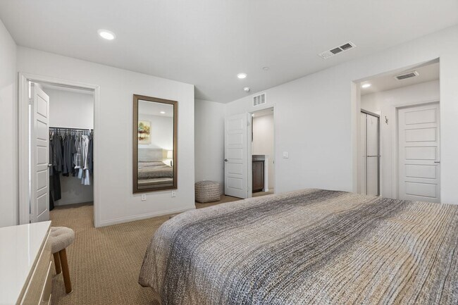 Building Photo - 3-Bed + 3.5-Bath Townhouse | Springville | Camarillo | Unfurnished