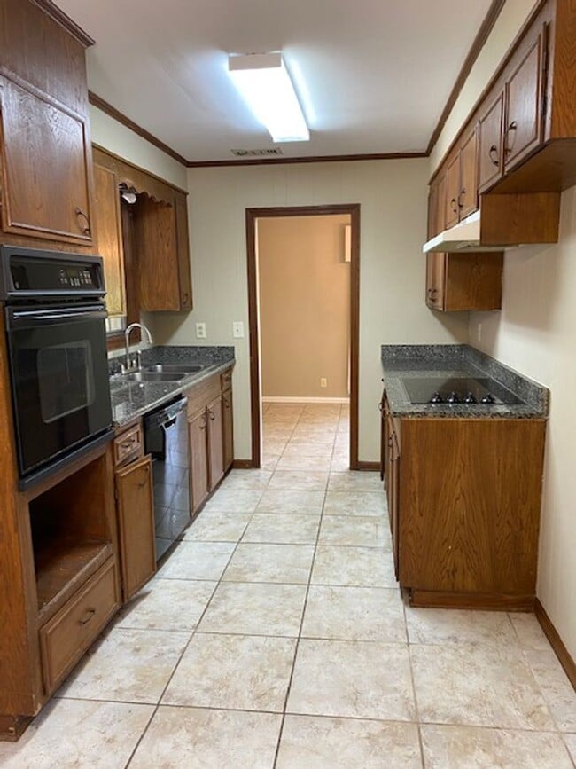 Building Photo - Spacious 3 bed 2 bath home in Town and Country Subdivision