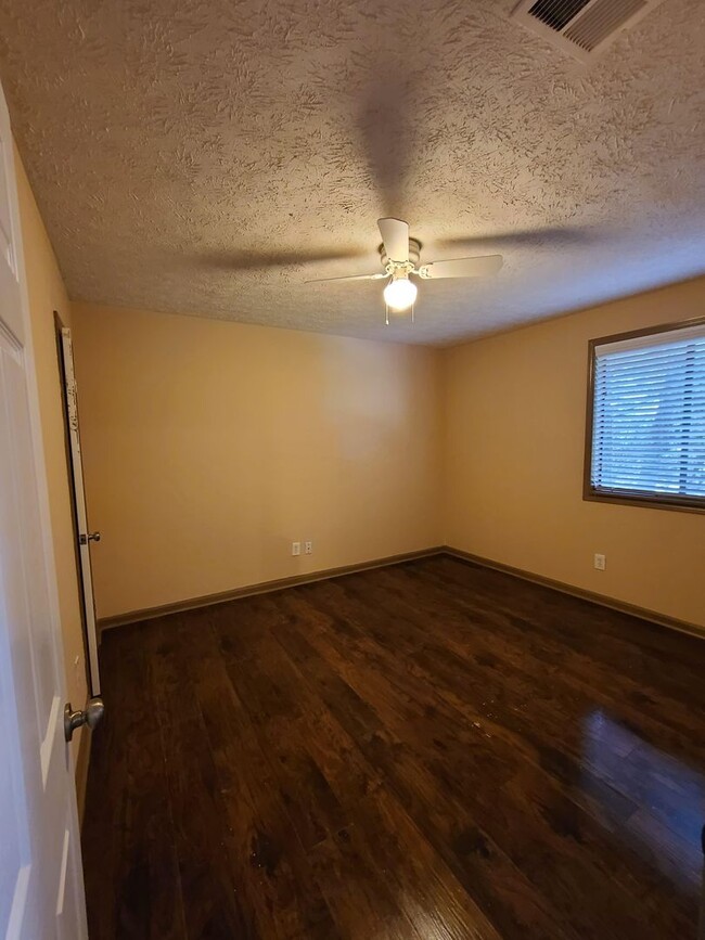 Building Photo - Conveniently Located 3 Bedroom 1 1/2 Bath ...