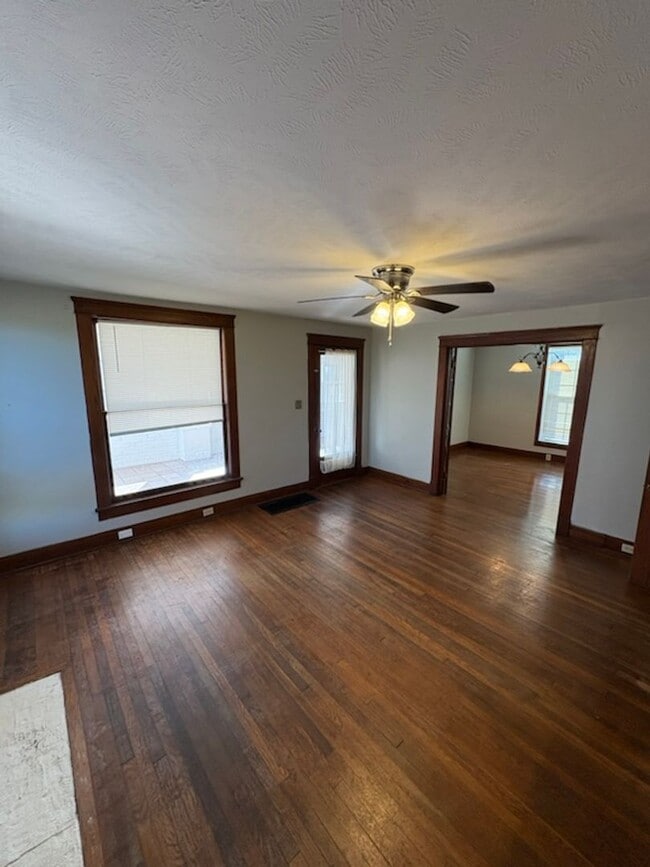 Building Photo - 420 W Old Andrew Johnson Hwy