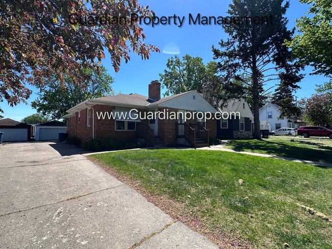 Building Photo - Crosstown Side By Side, Washer/Dryer In Unit, 1 Garage Space, Hardwood Floors, Dishwasher
