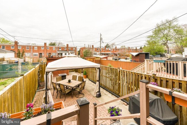 Building Photo - 629 S Henry St