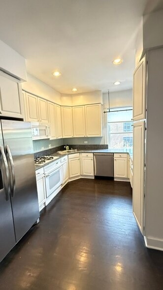 Chef's kitchen with 2 ovens - 3801 N Wilton Ave