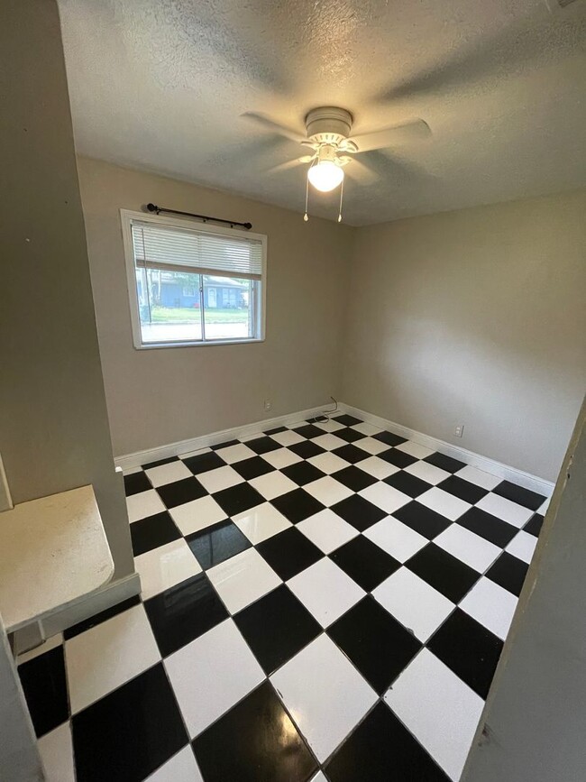 Building Photo - 1409 Sunset Dr