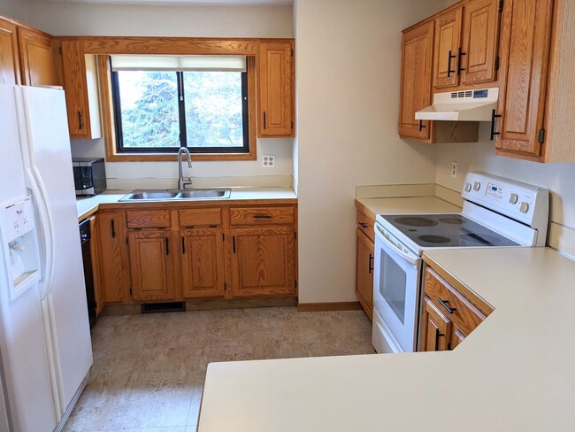 Building Photo - Spacious 2 Bed 2 Bath in Gorgeous Townhome