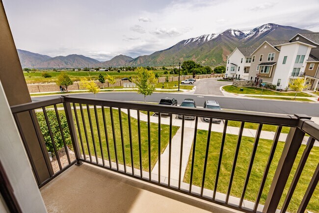 Building Photo - 972 S High Ridge Dr
