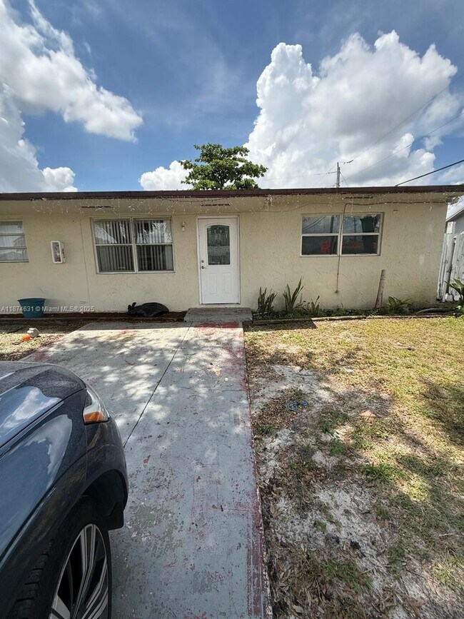 Building Photo - 1710 SW 97th Terrace