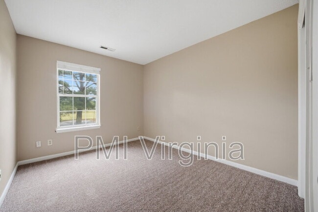 Building Photo - 5140 Glenwood Way