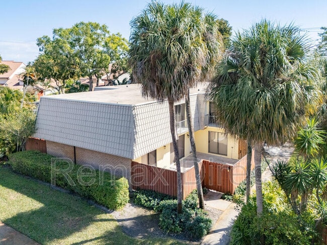 Building Photo - 1700 Embassy Dr