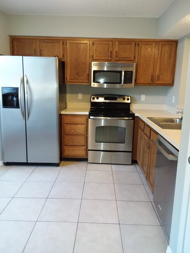 Building Photo - Lexington Square Townhome