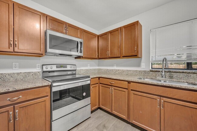 Building Photo - "Spacious 3-Bed, 3-Bath Townhouse with Elegant Hardwood Floors in Ocoee!"