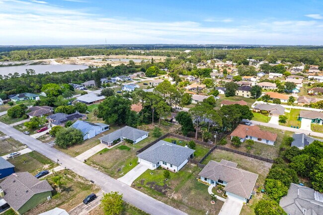 Building Photo - 3/2, fully fenced single family home in NW...
