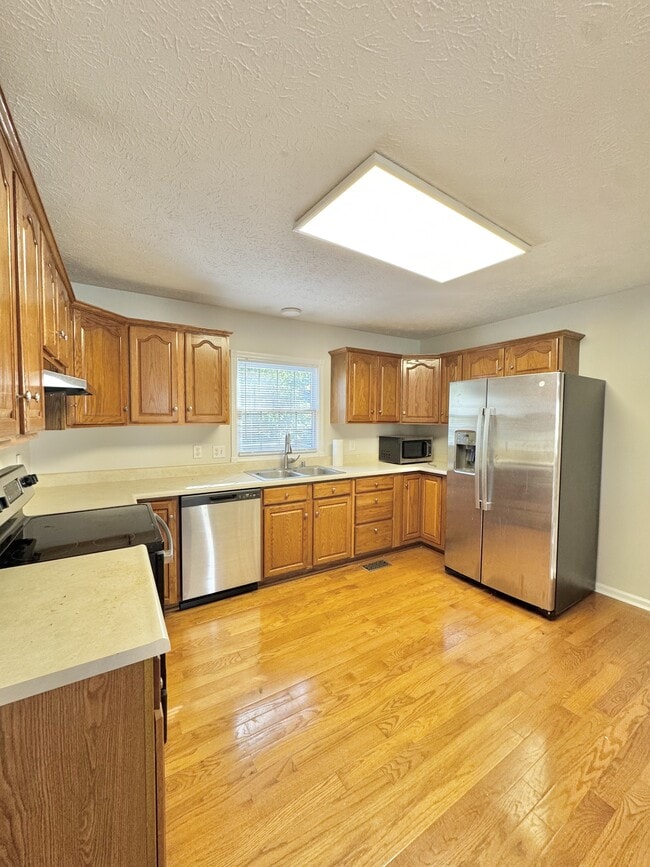 Building Photo - 550 Norwood Dr