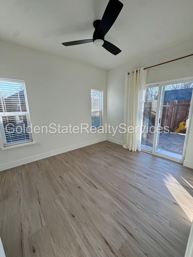 Building Photo - Pleasant St