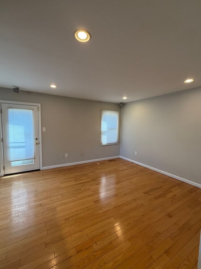 Building Photo - 3BR - WOODED VIEWS • FINISHED BASEMENT • BONUS LOFT • TE SCHOOL DISTRICT