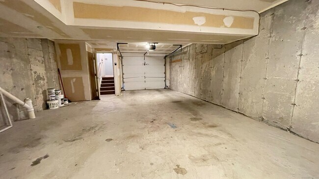 Building Photo - 19 Hawthorne Dr