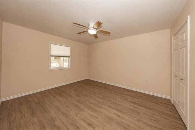 Building Photo - 400 Oak Knob Dr