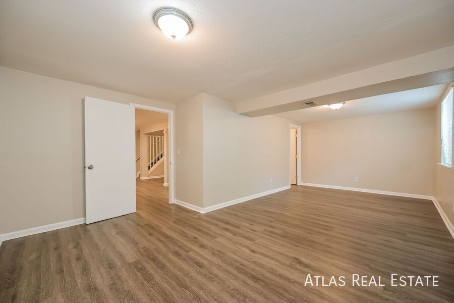 Building Photo - 14955 E Columbia Dr
