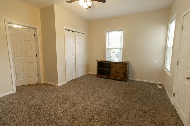 Building Photo - 2 Bed and 1 Bath House