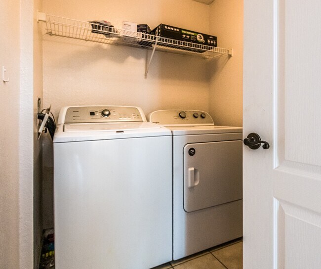 Building Photo - 4142 Central Sarasota Pkwy