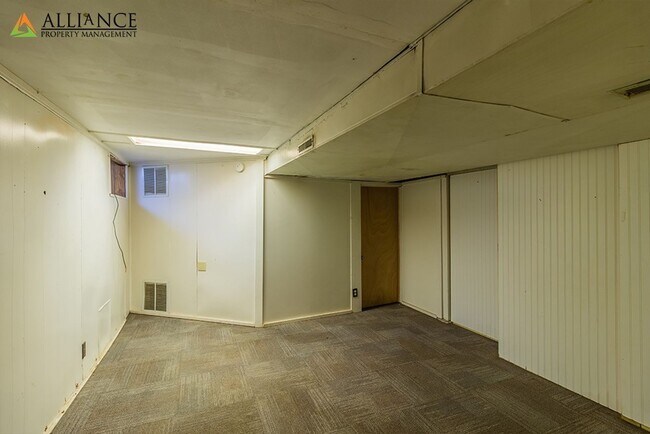 Building Photo - 1016 Bertrand St