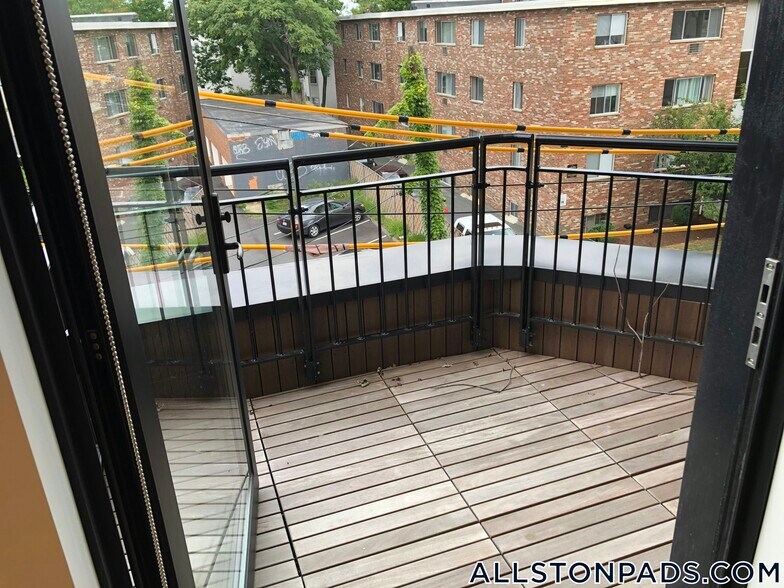 Building Photo - 83 Gardner St