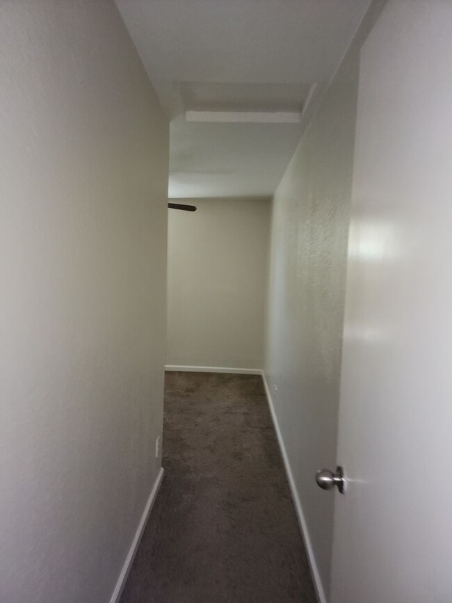 Building Photo - 3 Bedroom 2 Bath in HOA Community with Com...