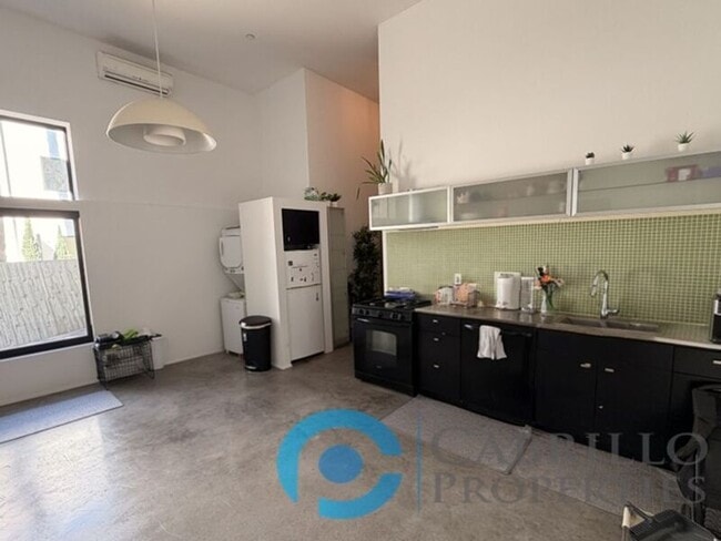 Building Photo - 3771 Centre St