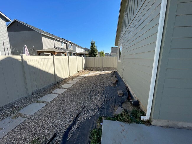 Building Photo - Newly Built 3 Bedroom Home w/ Hardwood Flo...