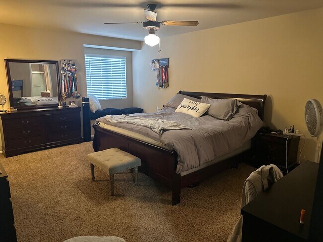 Building Photo - Spacious 4-Bedroom Home with Cozy Kitchen ...