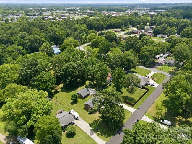 Building Photo - 6299 Spring Ct Ln