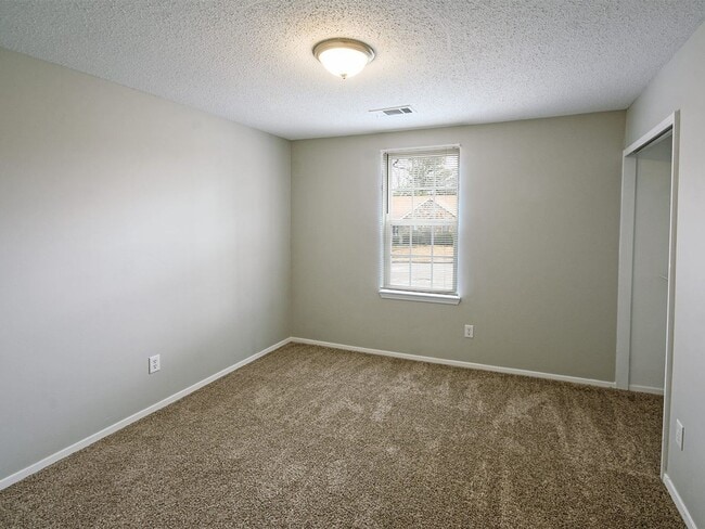 Building Photo - UPDATED 3 beds, 2 baths on cul de sac.