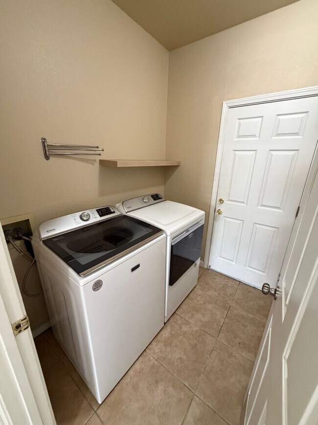 Building Photo - 5431 Lakespring Dr