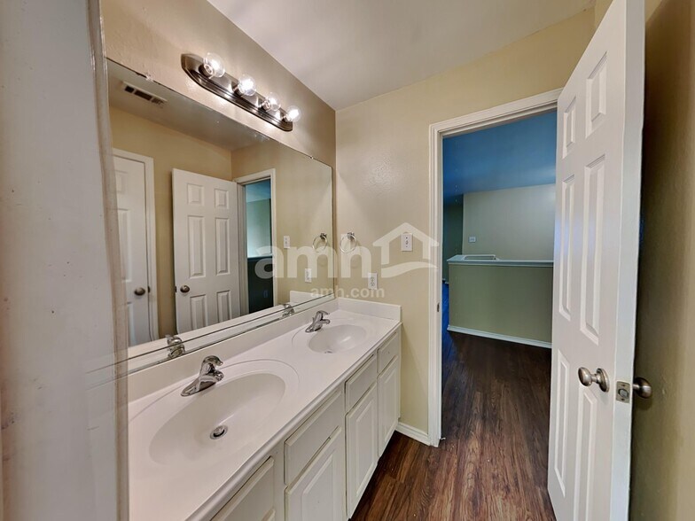 Building Photo - 4706 Buescher Ct