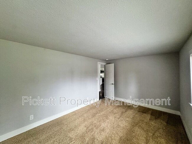 Building Photo - 2018 NE Jensen Ave