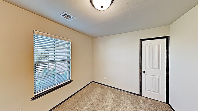 Building Photo - Beautiful 4 Bedroom Home in Mustang Schools!