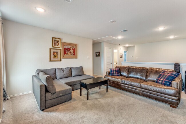 Building Photo - SPACIOUS 4-BEDROOM HOME IN BELLA ROSA