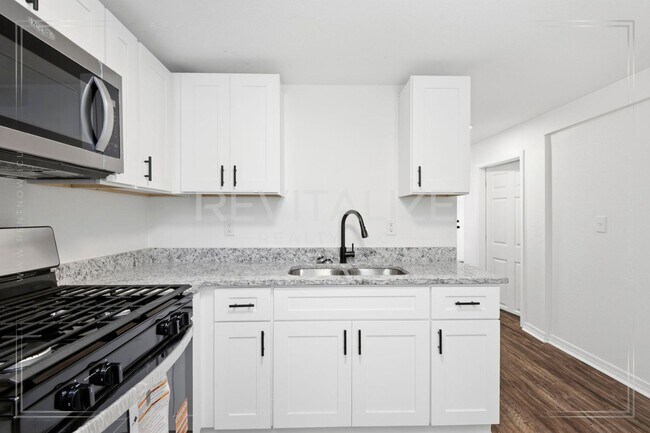 Building Photo - 377 Tuttle Ave