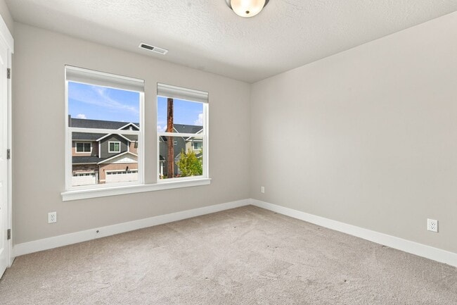 Building Photo - Great 3 Bed 3.5 Bath Townhome in Bluffdale!!