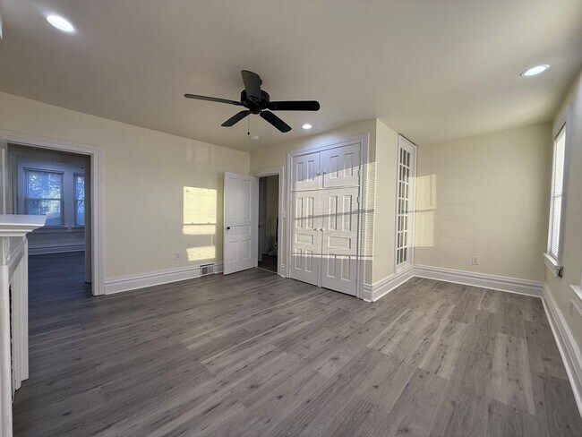 Building Photo - Updated 3BR 1 bath house now showing!