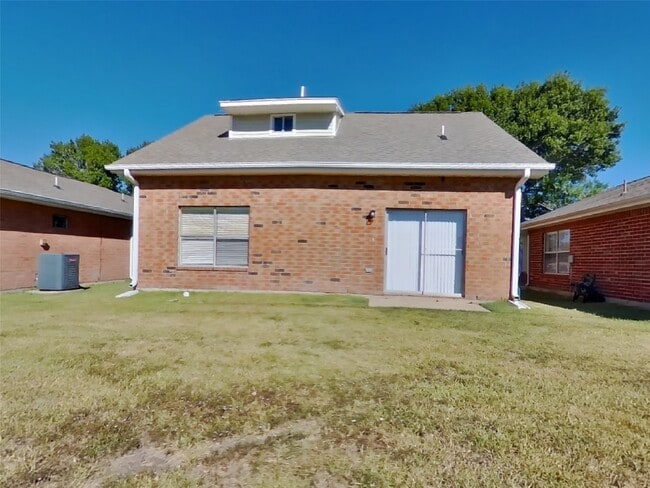 Building Photo - 3259 Jorns St