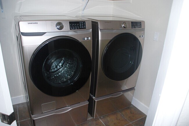 Building Photo - Newly Updated Single Story 4 BR + Office, 2.5 Bath and 3 Car