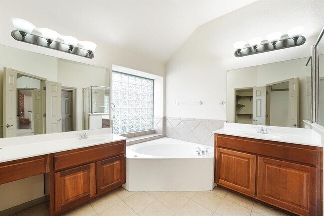 Building Photo - 10028 Lisi Anne Dr